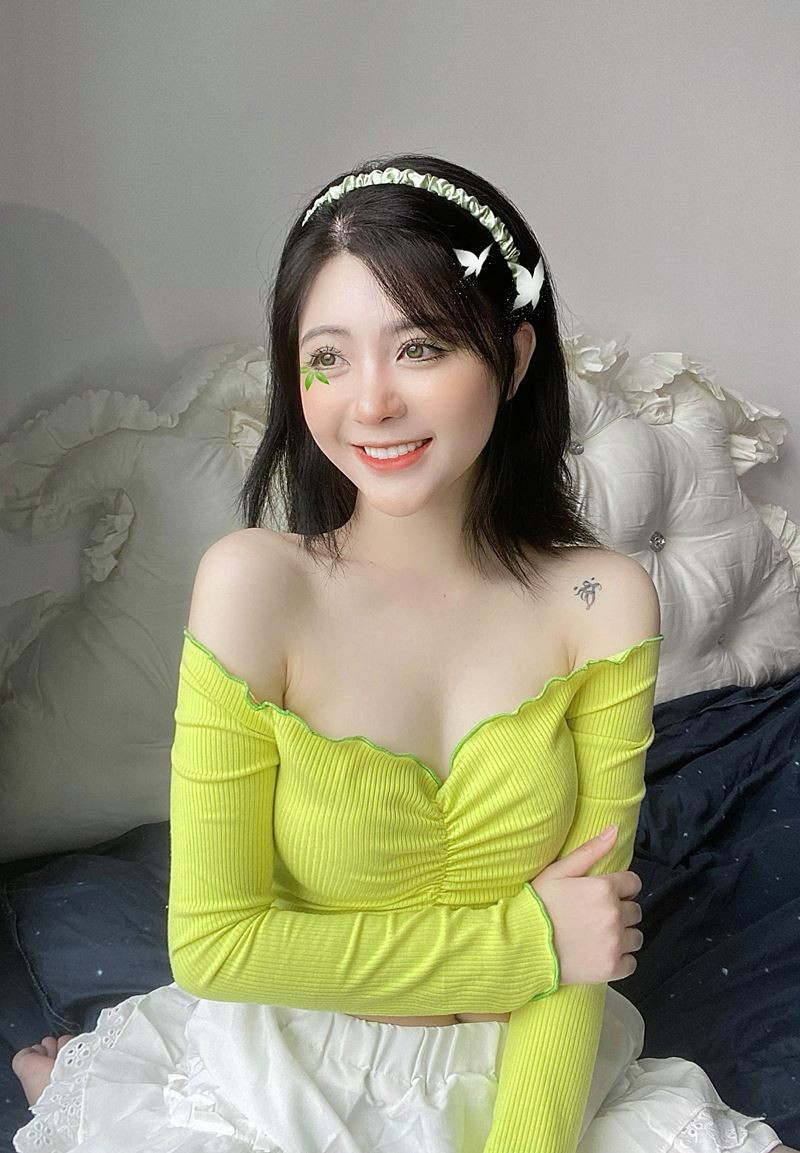 Sau 2 năm gây dựng tên tuổi, Trang Banana đã thay đổi từ một cô nàng ngành y trở thành một nữ streamer với lượng fan đông đảo. Và không thể phủ nhận, nụ cười "tình yêu màu nắng" của hot girl là điểm thu hút cực lớn.