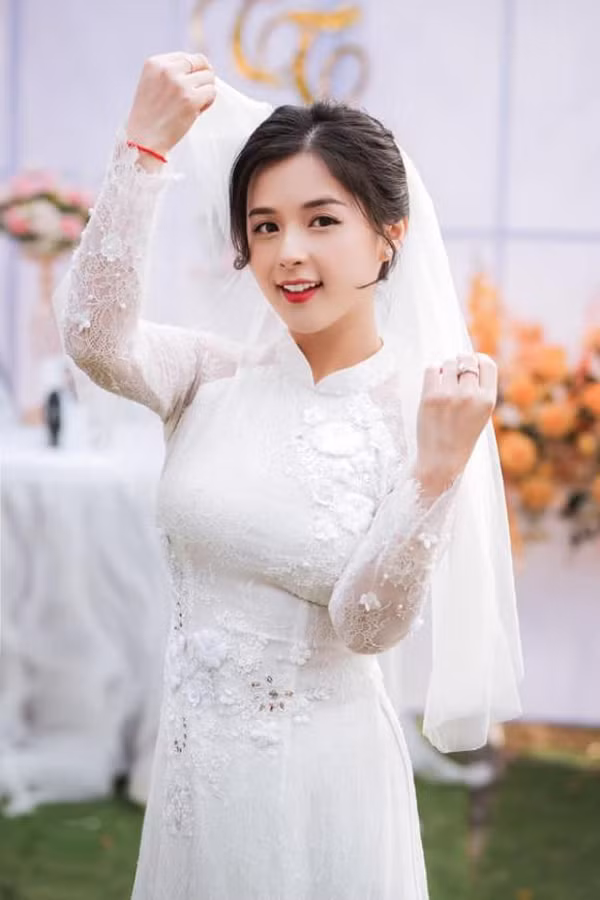 Nữ streamer đã lên xe hoa vào cuối năm 2020. Tuy nhiên, cô nàng vẫn còn "nợ" fan hâm mộ một đám cưới linh đình tại Hà Nội do vướng phải dịch COVID-19.