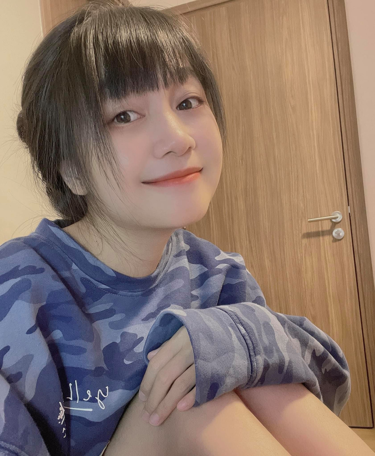 Được fan yêu mến gọi với biệt danh "ngọc nữ của làng Liên Quân Mobile", Hạ Mi - gà cưng của BLV Tùng Họa Mi nhận được sự quan tâm của đông đảo game thủ Việt.