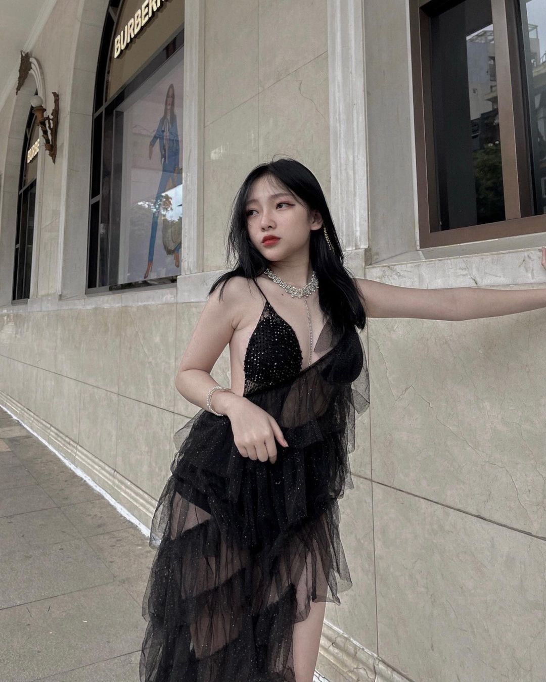 Linh Chichan không chỉ sở hữu nhan sắc gây thương nhớ mà còn là nữ sinh với thành tích 11 năm liền đạt danh hiệu học sinh xuất sắc và đạt giải Ba cấp Quốc gia kỳ thi giải Toán qua internet.