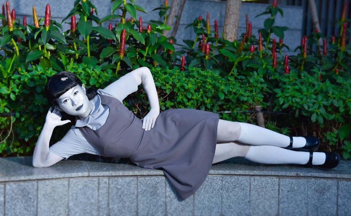 Nữ diễn viên tạo dáng trong khuôn viên của chung cư. Cô nàng "chơi lớn" khi nhuộm đen trắng cả người.