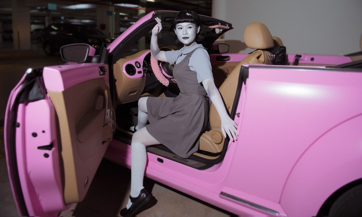 Diễn viên Ngọc Thanh Tâm nhiệt tình tạo dáng bên xế hộp hồng yêu thích của mình.