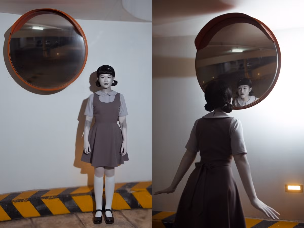 Ngọc Thanh Tâm bắt chước y hệt búp bê trong phim từ mái tóc đến kiểu váy, áo, tất và giày.