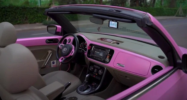 Tuy nhiên, tại thời điểm ái nữ mua xe, TP.HCM chỉ còn duy nhất một chiếc Volkswagen Beetle mui trần. ốn dĩ chiếc xe có màu nâu nhưng cô nàng đã nhập decal màu hồng cùng rất nhiều phụ kiện khác từ Mỹ về để custom đúng sở thích của mình.