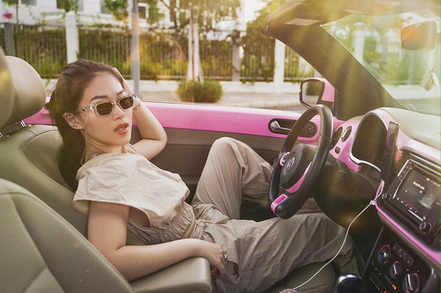 So với các rich kid khác, chiếc xe Volkswagen Beetle mà Ngọc Thanh Tâm sở hữu có phần khiêm tốn hơn, với giá rơi vào khoảng 2 tỷ đồng khi nhập về Việt Nam.