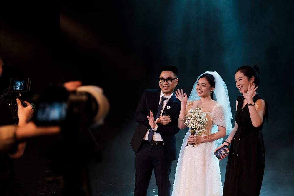 Sau một số hình ảnh tại lễ ăn hỏi, những hình ảnh hậu trường chụp ảnh cưới của cặp đôi cũng đã được hé lộ. Theo đó, cặp đôi chụp ảnh cưới tại Nhà hát Tuổi trẻ Việt Nam.