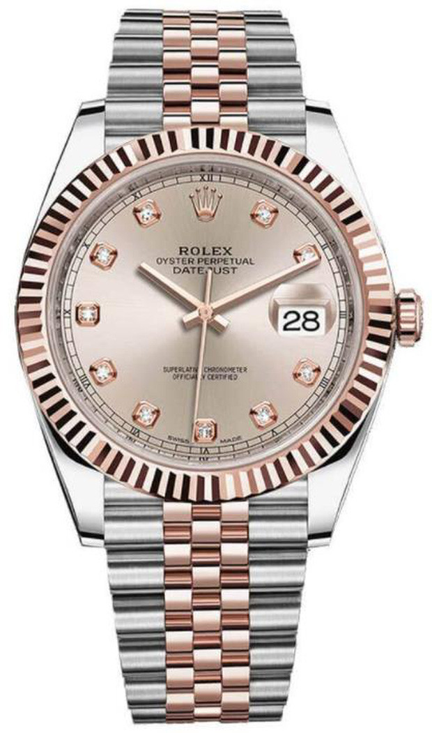 Được biết, chiếc đồng hồ trong bức ảnh là mẫu Rolex Datejust - model có giá ít nhất là từ 300 triệu đồng.
