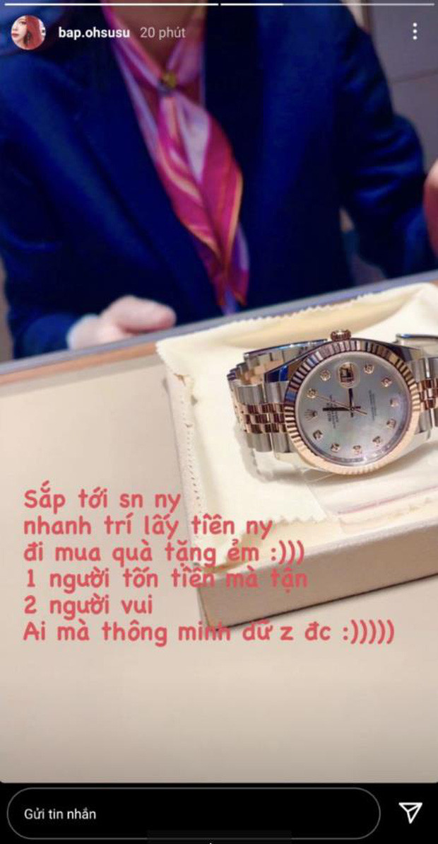Trên story Instagram cá nhân, nữ streamer Ohsusu đã đăng hình ảnh về chiếc đồng hồ Rolex đắt tiền với dòng trạng thái đang chọn quà sinh nhật cho anh người yêu "bên ngoài đẹp trai bên trong nhiều tiền".