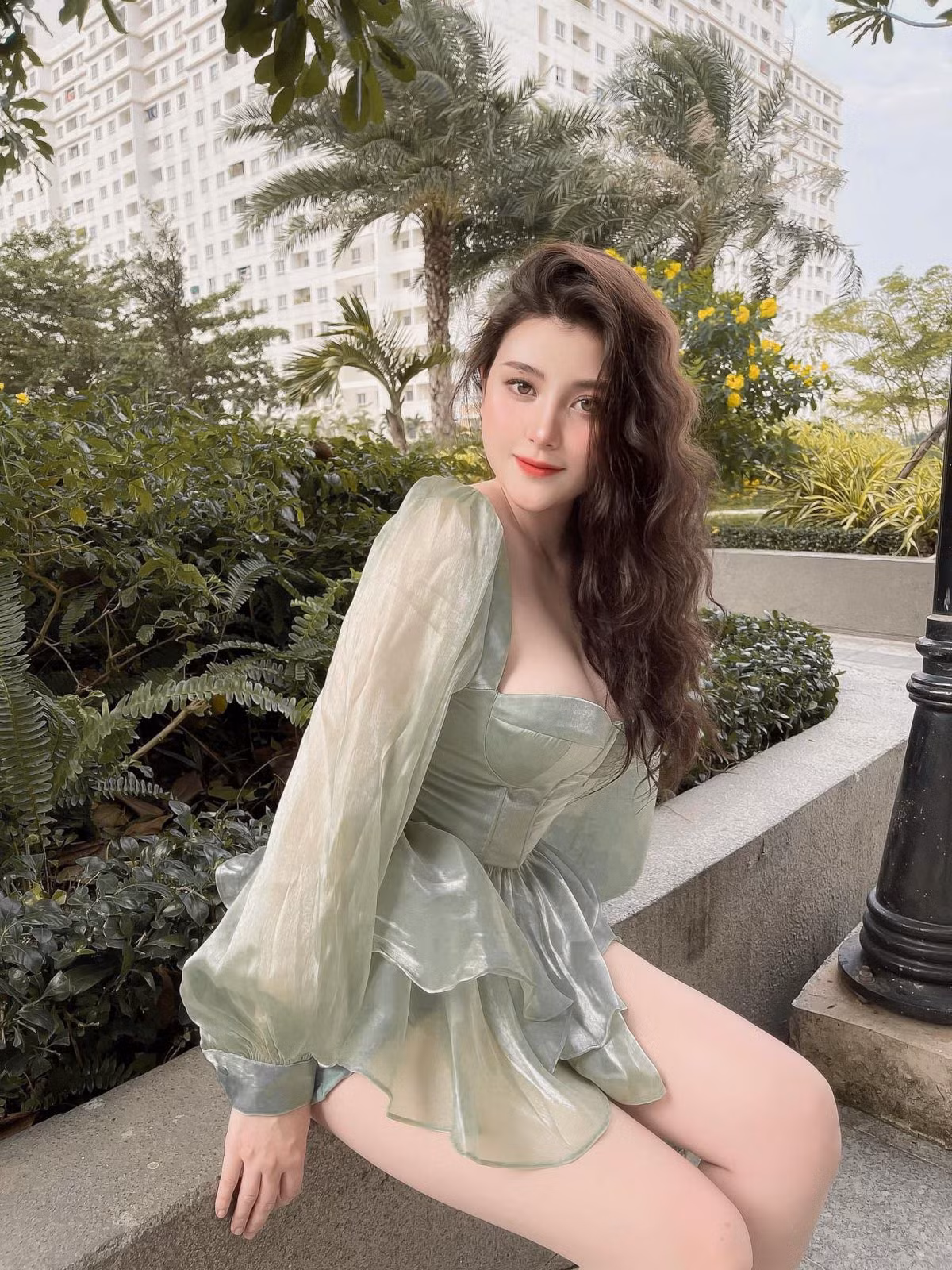 Cô nàng đã định hình cho bản thân phong cách trưởng thành, quyến rũ và có phần táo bạo từ sớm.