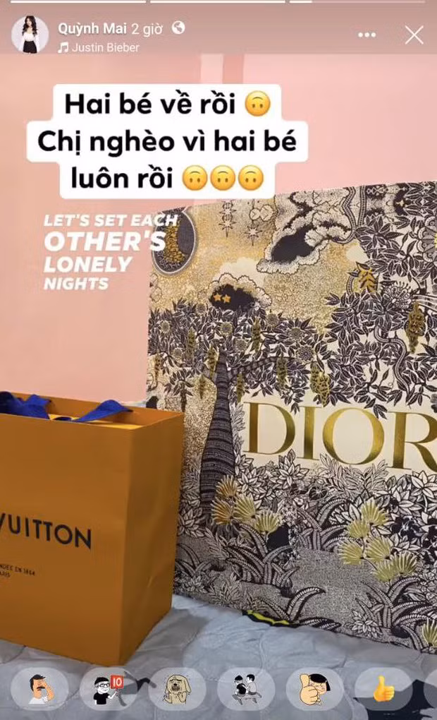 Bên cạnh việc chăm sóc vẻ ngoài của bản thân, Mai Dora cũng không quên mua sắm cho mình những món đồ hiệu để làm phụ kiện "tăng điểm" vẻ ngoài.