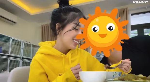 Sau vô số hint hẹn hò, Linh Ngọc Đàm xác nhận có tình mới dù chưa một lần công khai danh tính về chàng trai may mắnnày. Thậm chí, dù có mặt trong không ít vlog của nữ streamer nhưng người tình của "Đàm tổng" vẫn được che mặt một cách rất kỹ càng.