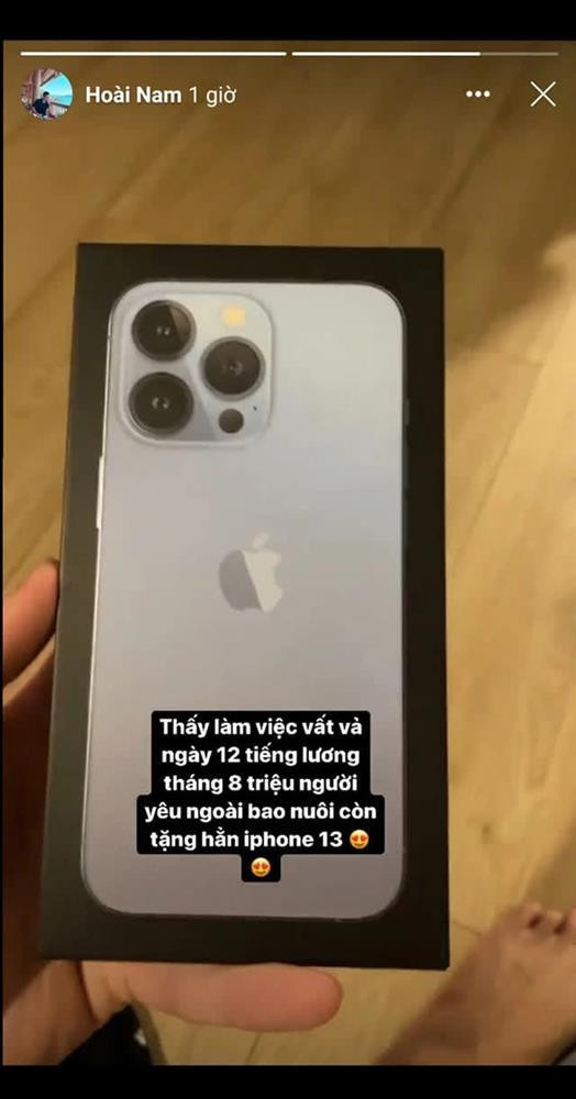 Khi câu hỏi về thu nhập là bao nhiêu thì mới đây, bạn trai mới của streamer Linh Ngọc Đàm khiến netizen choáng váng khi chia sẻ một story khoe được tặng iPhone 13 và đồng thời hé lộ luôn mức lương.