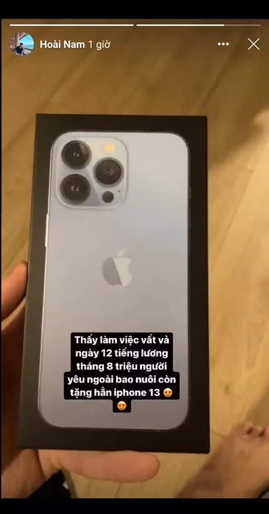 Khi câu hỏi về thu nhập là bao nhiêu thì mới đây, bạn trai mới của streamer Linh Ngọc Đàm khiến netizen choáng váng khi chia sẻ một story khoe được tặng iPhone 13 và đồng thời hé lộ luôn mức lương.