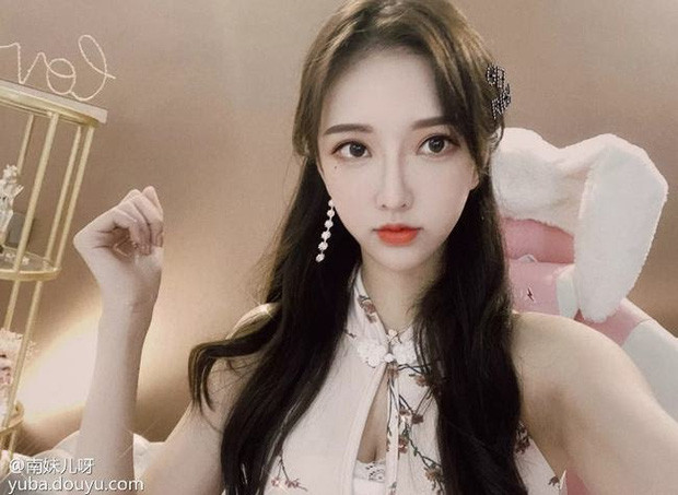 Nhắc đến Nan MeiEr, cư dân mạng Trung Quốc sẽ nhớ ngay đến nữ streamer, vũ công nổi tiếng nhờ sở hữu gương mặt xinh đẹp, thân hình chuẩn chữ S cực kỳ đáng tự hào.