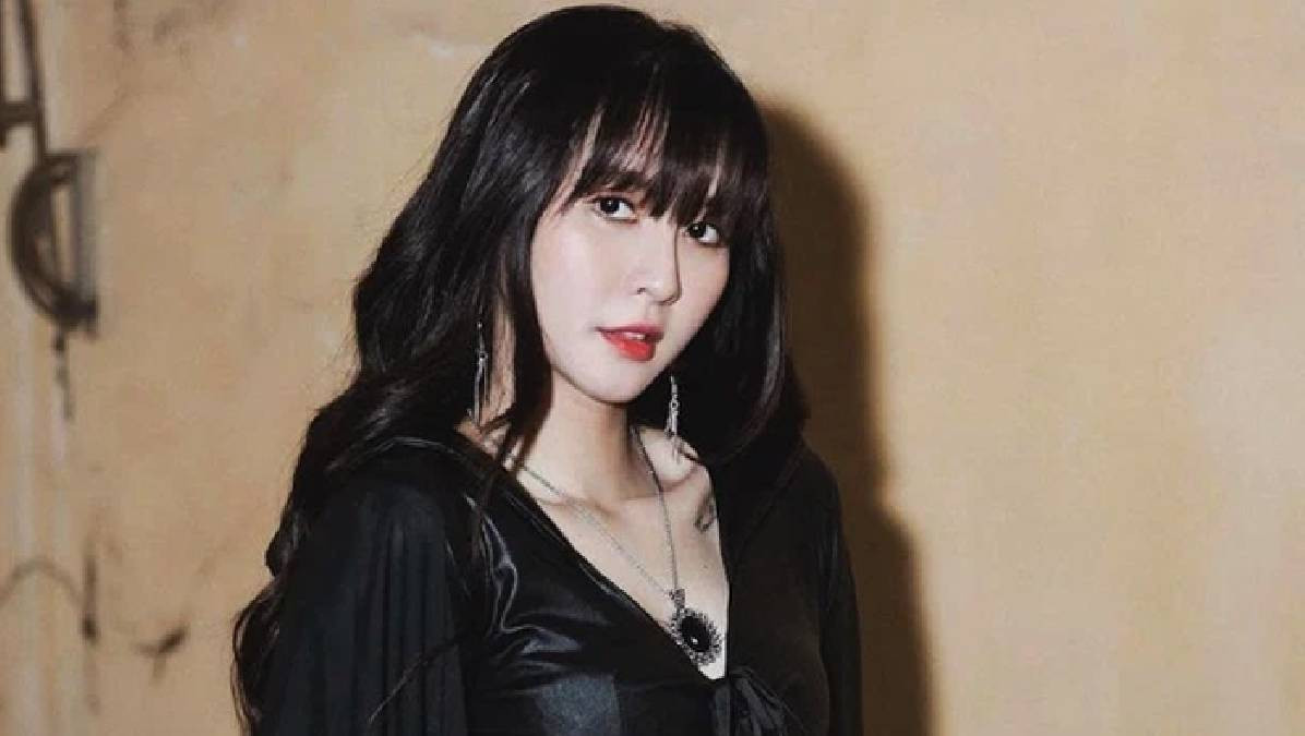 Ngân Sát Thủ (Huỳnh Kim Ngân, SN 1994) là một trong những nữ streamer nổi tiếng thế hệ thứ 2 sau Misthy, Linh Ngọc Đàm, Uyên Pu... Tuy nhiên, với kỹ năng chơi game không thua kém tuyển thủ chuyên nghiệp, nữ streamer được nhiều khán giả yêu mến và theo dõi, fanpage của cô nàng hiện đã có tới hơn 2,1 triệu follow.