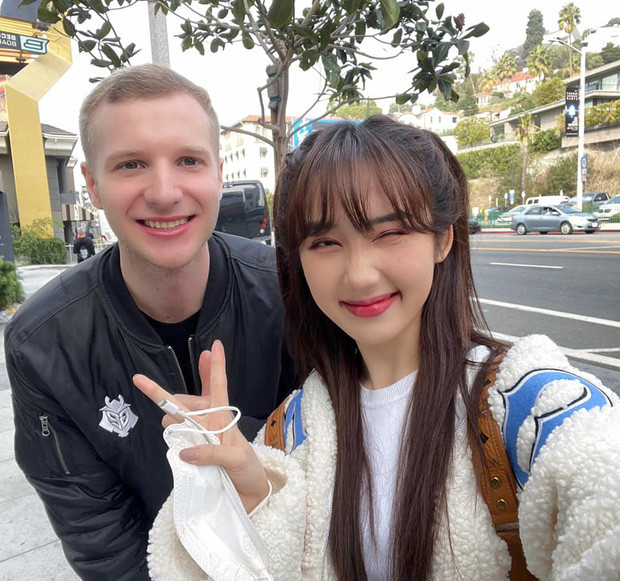 Mới đây nhất, Mina Young đã đăng tải hình ảnh chụp cùng một tuyển thủ rất nổi tiếng của LMHT toàn cầu nhưng cũng được game thủ Việt xem như "người con xa xứ" - Giang Văn Cốt (hay Jankos).