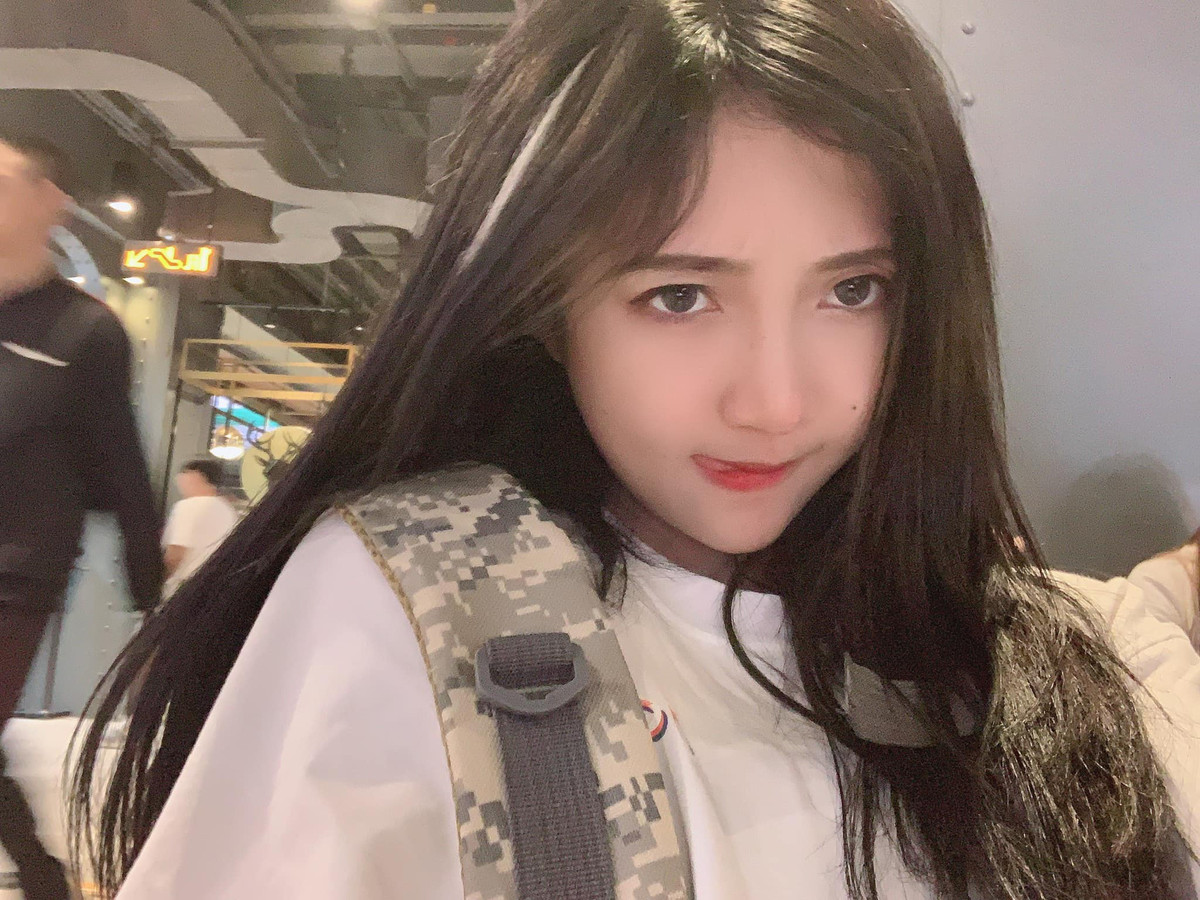 Cách nhanh nhất để có "fame" được các nữ streamer ưu ái sử dụng đó là xây dựng hình ảnh theo phong cách quyến rũ, thậm chí khoe thân, hở bạo. Vậy nên, cô nàng Ghiền Thảo Nguyên cũng không ngoại lệ.