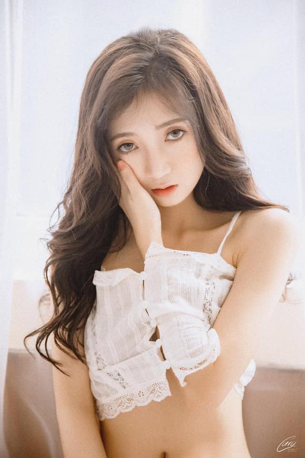 Cụ thể, khoác lên mình chiếc áo dây ren vốn đã mỏng manh, cô nàng táo bạo hơn khi luồn tay vào trong áo để tạo cảm giác quyến rũ.