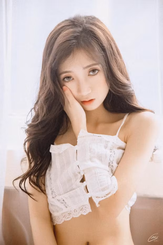 Cụ thể, khoác lên mình chiếc áo dây ren vốn đã mỏng manh, cô nàng táo bạo hơn khi luồn tay vào trong áo để tạo cảm giác quyến rũ.