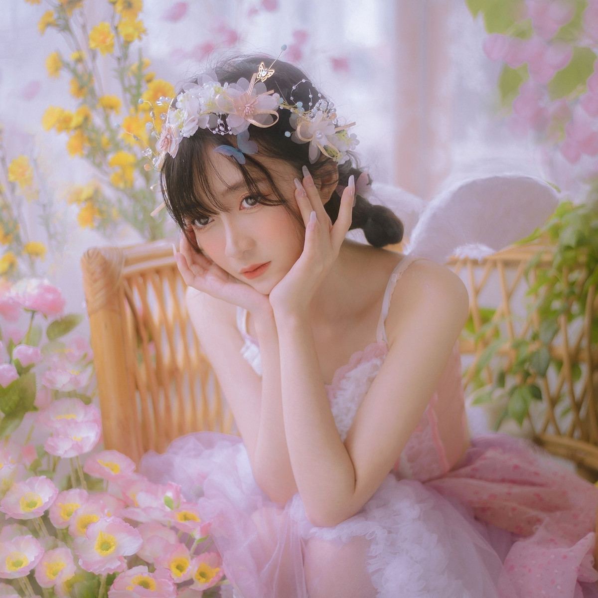 Mới đây, Ghiền Thảo Nguyên, nữ streamer sinh năm 1997 vốn được biết đến với ngoại hình nhỏ nhắn, xinh đẹp thu hút người xem bởi phong cách đáng yêu cũng muốn "thăng hạng" bản thân.