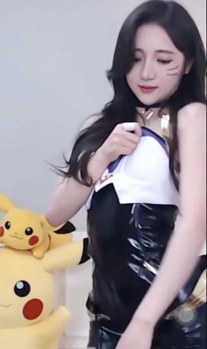 Với bộ trang phục cosplay táo bạo, vòng 1 của nữ streamer được "thăng hạng" đáng kể.