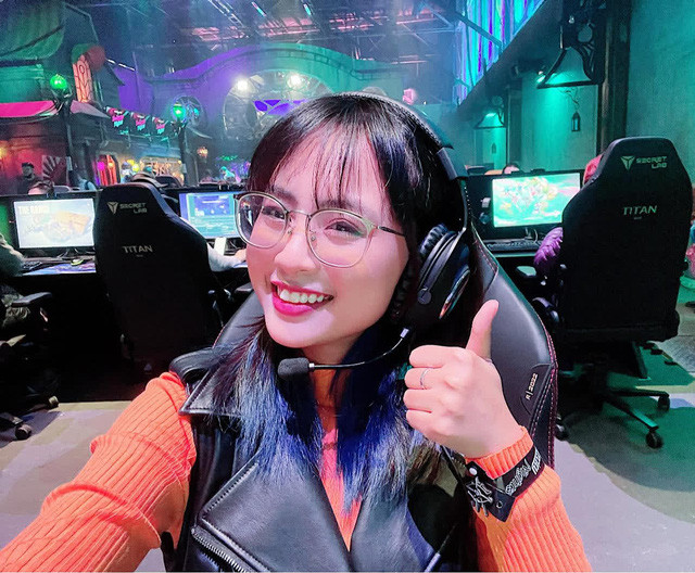 Chưa hết, Minh Nghi còn gây hứng thú cho các fans của cô khi thật thà thú nhận đã “báo trọng tài anh ơi em bàn phím em hư rồi, không di chuyển được”.