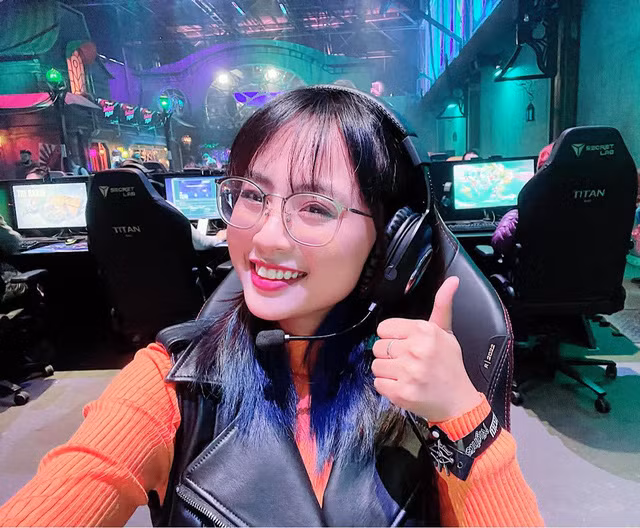 Chưa hết, Minh Nghi còn gây hứng thú cho các fans của cô khi thật thà thú nhận đã “báo trọng tài anh ơi em bàn phím em hư rồi, không di chuyển được”.