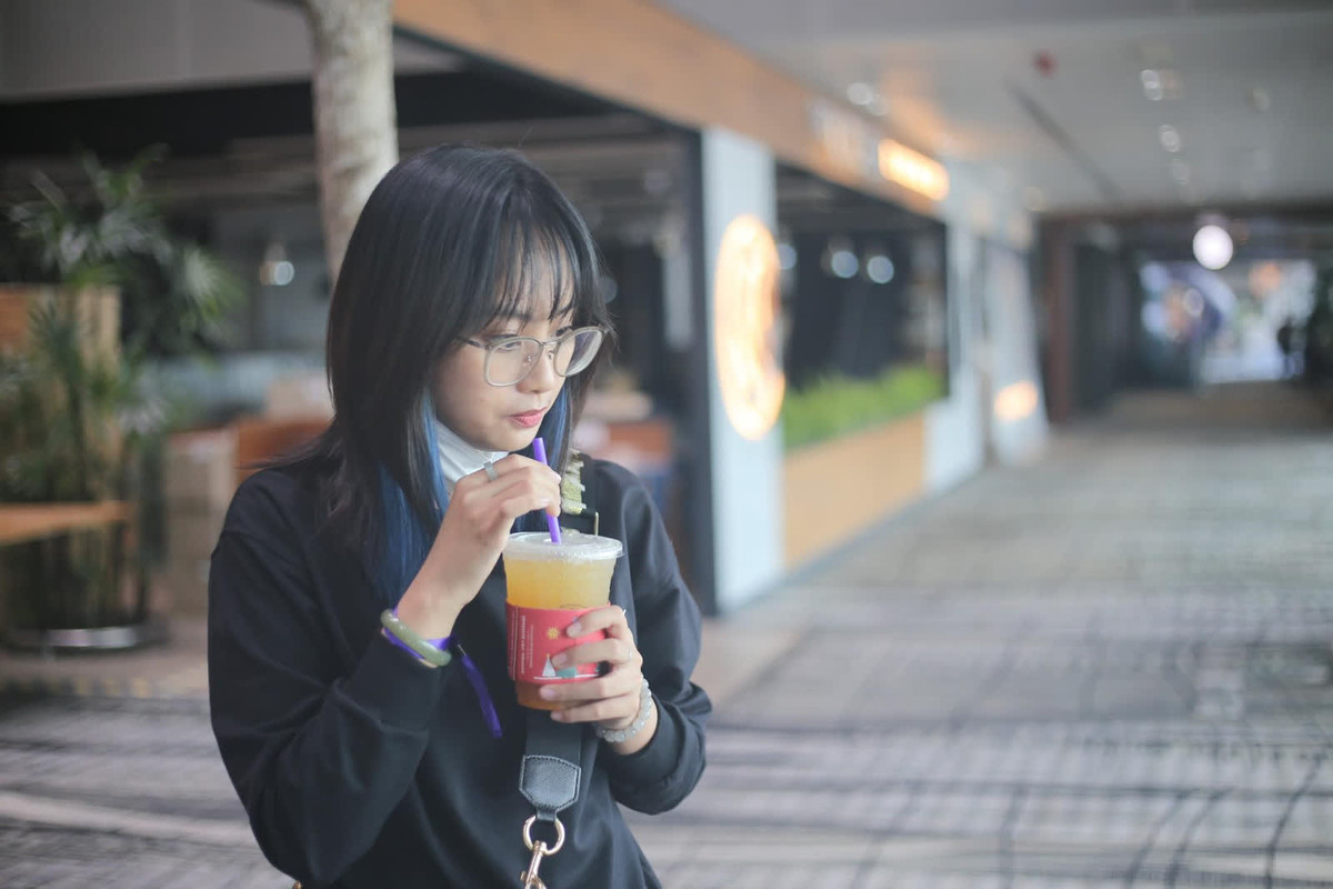 Minh Nghi là chuyên viên Esports, trước đây cô từng đảm nhận vai trò MC cho các giải đấu lớn của game LMHT. Vượt qua bao thăng trầm trong nghề cuối cùng nữ MC cũng gặt hái được nhiều thành công.