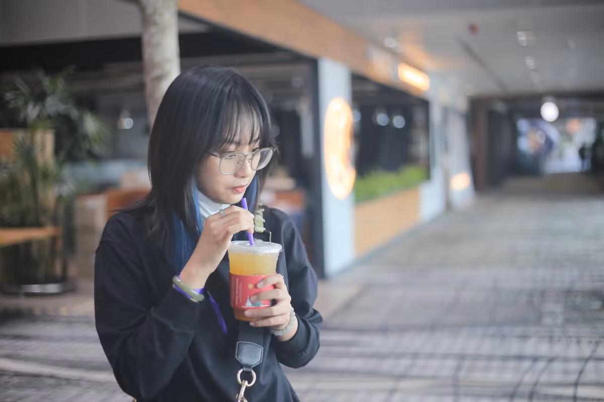 Minh Nghi là chuyên viên Esports, trước đây cô từng đảm nhận vai trò MC cho các giải đấu lớn của game LMHT. Vượt qua bao thăng trầm trong nghề cuối cùng nữ MC cũng gặt hái được nhiều thành công.