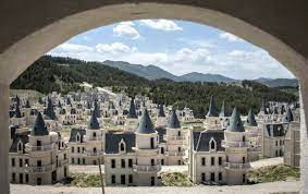 Bất chấp sự phản đối, kế hoạch của Sarot đã khởi động vào năm 2014, với khoảng 200 triệu đô la được chi cho việc xây dựng 587 trong tổng số 732 biệt thự theo kế hoạch. Nhưng thảm họa tài chính đã xảy ra vào năm 2018, khi cả thị trường bất động sản và nền kinh tế toàn cầu xấu đi và đồng lira của Thổ Nhĩ Kỳ mất giá, Sarot tuyên bố phá sản.