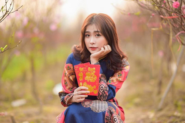 Đi kèm với ngoại hình cực phẩm là tài "gánh team" của hot girl . Trên mạng xã hội, facebook nữ streamer xinh đẹp đã có cho mình hơn 200 ngàn người theo dõi, fanpage đạt hơn 220k người follow.