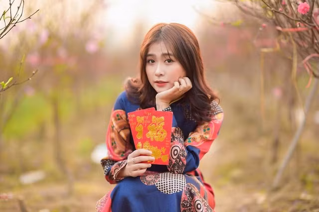 Đi kèm với ngoại hình cực phẩm là tài "gánh team" của hot girl . Trên mạng xã hội, facebook nữ streamer xinh đẹp đã có cho mình hơn 200 ngàn người theo dõi, fanpage đạt hơn 220k người follow.