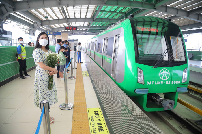 Trong năm 2021, tàu điện Cát Linh - Hà Đông đã chính thức đi vào hoạt động, nhiều bạn trẻ đã đăng tải trải nghiệm của mình lên MXH.