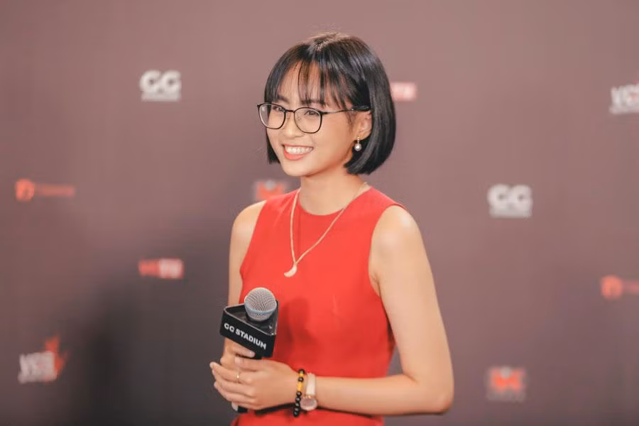 Vốn sở hữu chất giọng nhẹ nhàng, truyền cảm, cùng với gương mặt thanh tú, sự kết hợp hài hòa giữa nét đáng yêu và cá tính giúp Minh Nghi nhanh chóng tạo được ấn tượng với cộng đồng mạng.