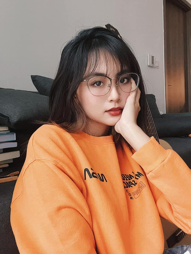 Minh Nghi tên đầy đủ là Nguyễn Trần Minh Nghi, từng theo học tại trường ĐH KHXH và Nhân văn.