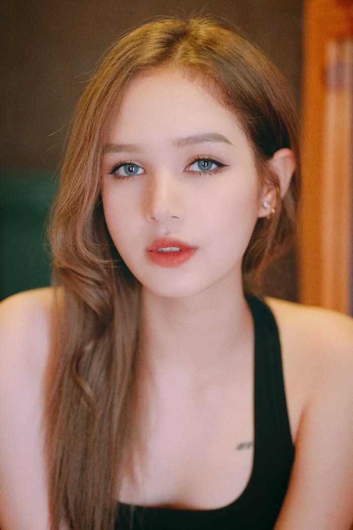 Xoài Non tên thật là Phạm Thùy Trang. Không ít người nhầm lẫn "hot girl 2k2" là người nước ngoài vì vẻ ngoài của cô nàng rất giống con lai.