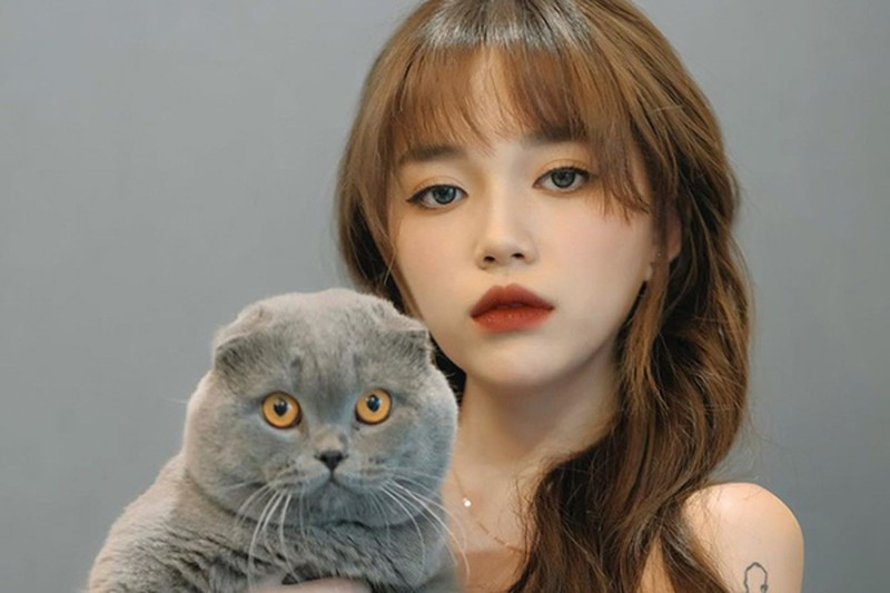 Xoài Non và Đàm Tổng cùng Thiều Bảo Trâm là hội chị em thân thiết. Linh Ngọc Đàm là một nữ streamer. Không chỉ sở hữu ngoại hình xinh xắn, dễ thương mà cô nàng còn là một game thủ chuyên nghiệp, nổi tiếng hàng đầu Việt Nam.