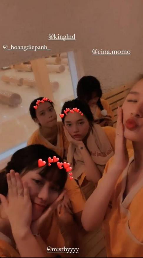 Trước đó, Xoài Non thường xuyên đăng tải trên mạng xã hội những bức hình cô nàng đi chơi cùng với nữ streamer.