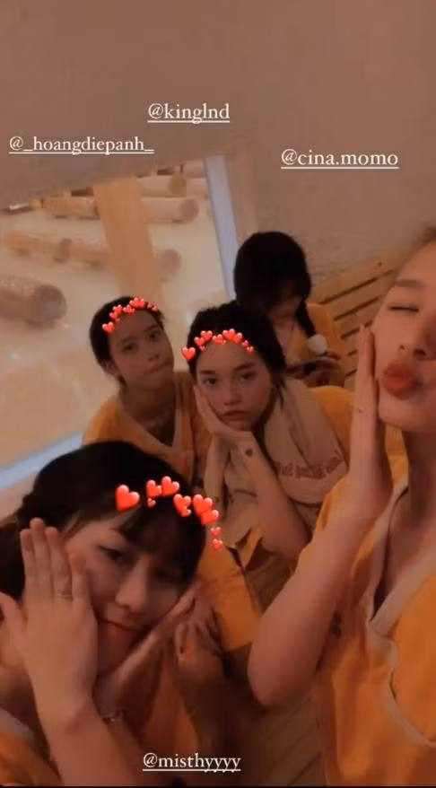 Trước đó, Xoài Non thường xuyên đăng tải trên mạng xã hội những bức hình cô nàng đi chơi cùng với nữ streamer.