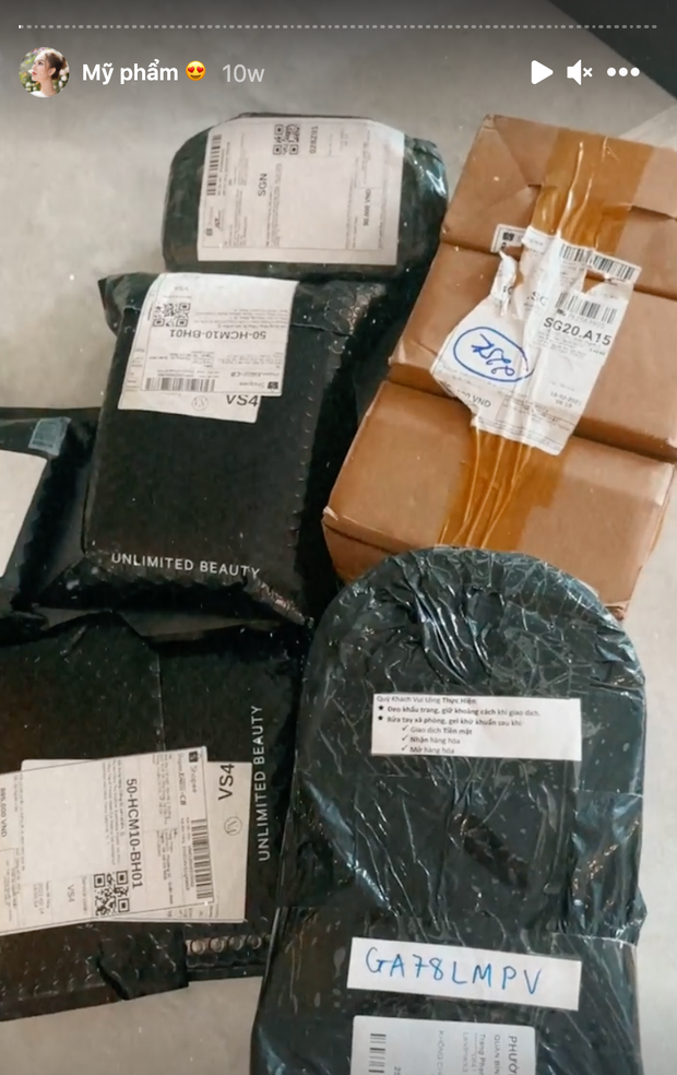 Vợ streamer Xemesis còn được đặt cho biệt danh "nữ hoàng Shopee" bởi cô nàng săn sale nhưng "bay" 30-40 triệu/tháng, mua nhiều đến mức chồng phải sợ.