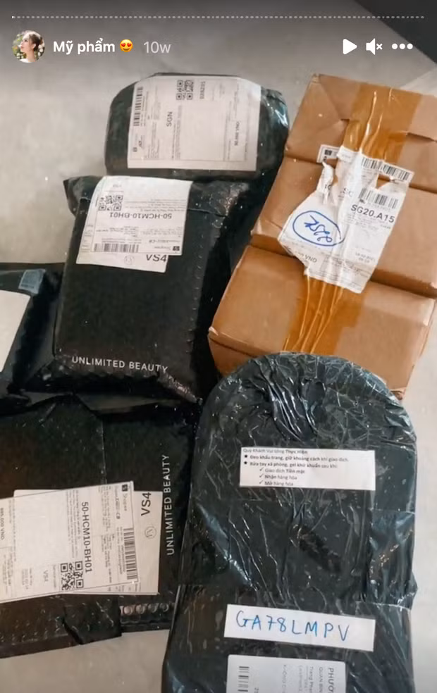 Vợ streamer Xemesis còn được đặt cho biệt danh "nữ hoàng Shopee" bởi cô nàng săn sale nhưng "bay" 30-40 triệu/tháng, mua nhiều đến mức chồng phải sợ.