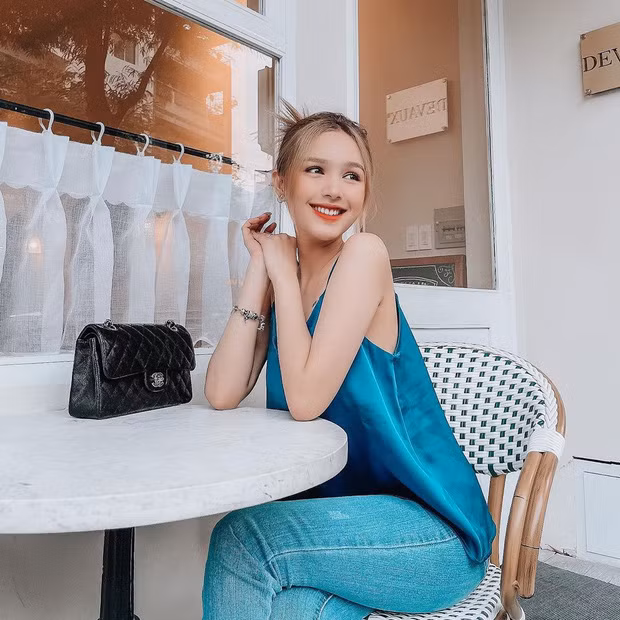 Hot girl Xoài Non là người mẫu tự do, cũng là KOL có tiếng trong làng giải trí Việt. Ngoài ra, cô nàng được biết đến là vợ của một trong bộ “tứ hoàng” làng streamer Việt Nam.