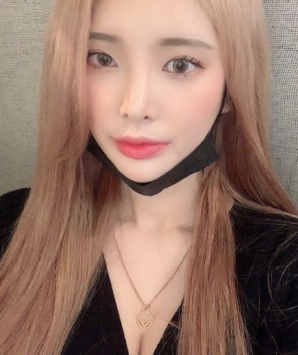 Được biết, ở thời điểm hiện tại, My-yeon đang là một hot girl mạng, người mẫu ảnh có tiếng.