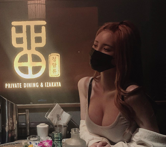 Tìm hiểu trang cá nhân của cô nàng mới thấy, phong cách gợi cảm như ở quán net của cô nàng cũng chỉ là bình thường. Ngoài đời, phong cách ăn mặc của My-Yeon táo bạo hơn rất nhiều.