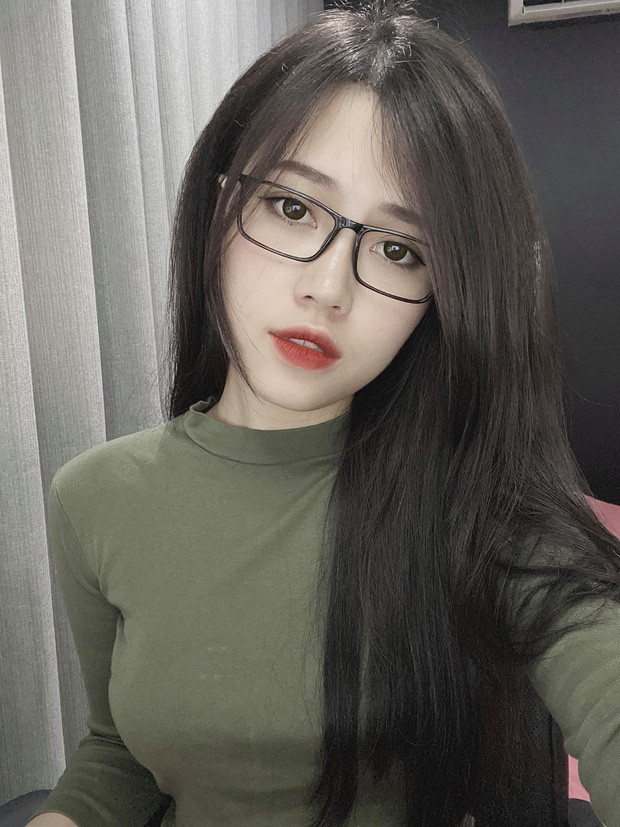 Thủy Tiên từ lâu là cái tên hot trong cộng đồng game thủ Việt. Hot girl sinh năm 1997 bén duyên với Liên Minh Huyền Thoại từ năm lớp 11 và dần khẳng định tên tuổi của mình.