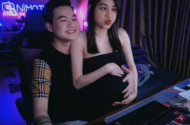 Chuyện tình của cặp đôi trên cũng đã chuẩn bị đi tới quả ngọt khi mới đây Rambo đã hé lộ mình sắp có con đầu lòng cùng hot girl bánh tráng trộn.