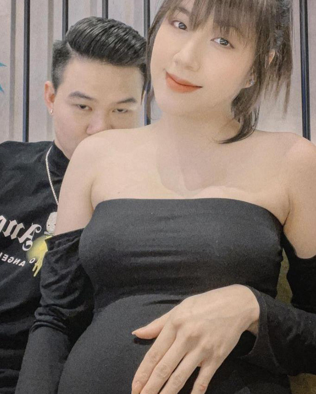 Lý do gái xinh Trân Mèo không thể ngồi khoanh chân như cũ được là vì bản thân đã mang bầu khá lớn.