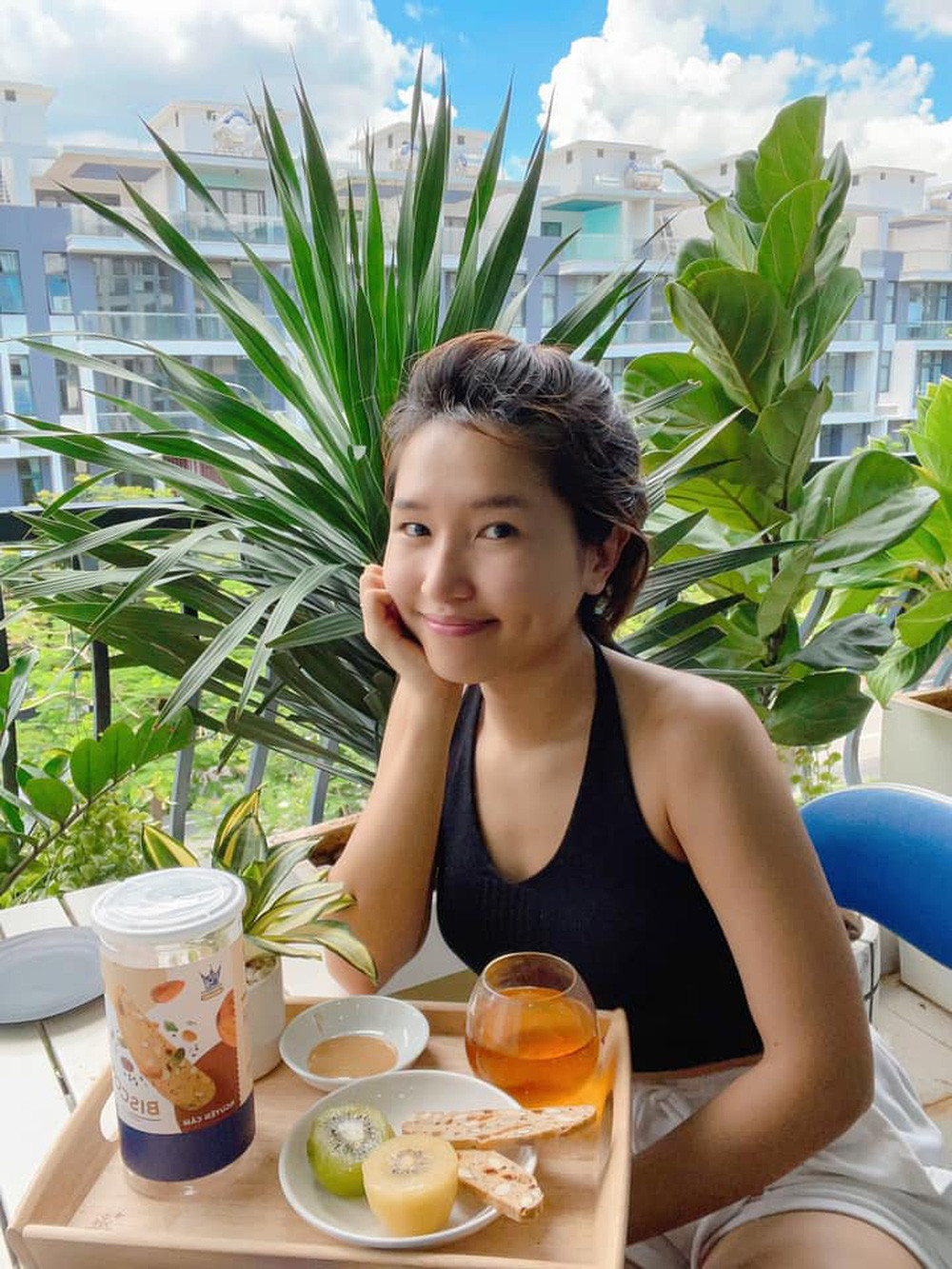 Nữ streamer tắm nắng mỗi ngày và chăm tập thể dục để giữ cơ thể khỏe mạnh. Không những vậy, cô hoàn toàn không sử dụng mỹ phẩm, khác hẳn hình ảnh trước đây.