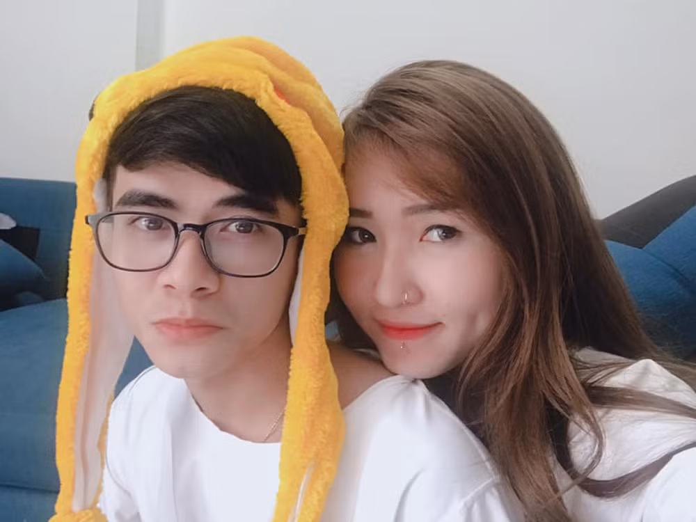 Uyên Pu bên người chồng Lưu Đinh. Bạn bè cặp đôi tiết lộ họ chuẩn bị có con thứ 2 và sẽ tổ chức đám cưới trong tương lai.