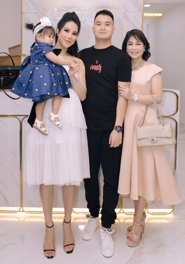 Ngay sau đó, người mẹ chồng quyền lực đã có động thái bảo vệ con dâu trước truyền thông, bà khẳng định: "Diệp Lâm Anh vẫn là con dâu tôi, 2 con chưa ly hôn".